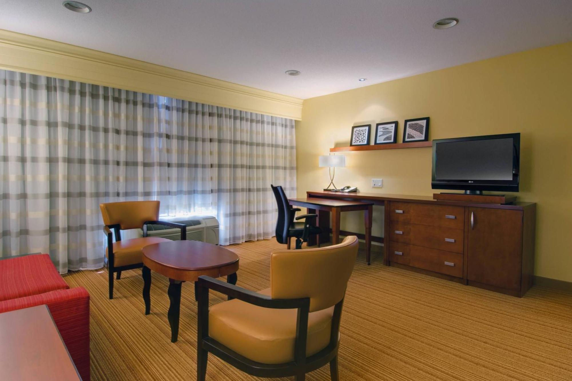 Courtyard By Marriott East Madison