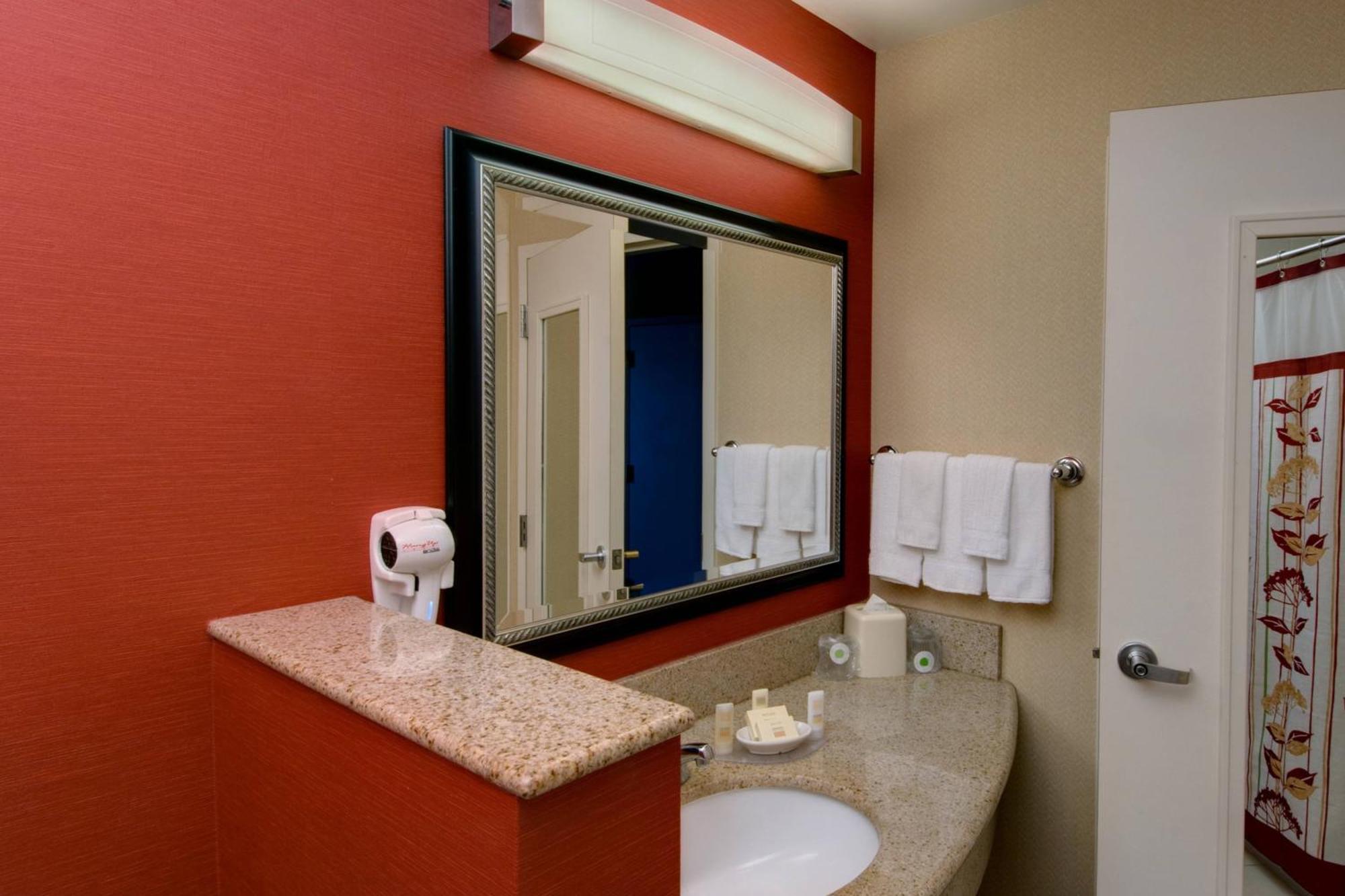 Courtyard By Marriott East Hotel Madison